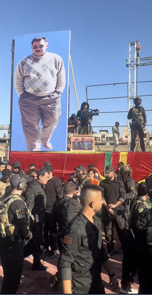 Vertaris21's tweet image. I’m sorry but why did Rojava nggas put this picture DURING A FUNERAL. wtf