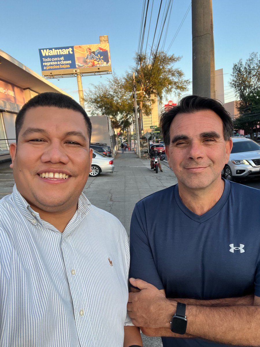 suncinf's tweet image. Hace unos días, café de por medio, charlando con Claudio. De esas personas que uno admira de verdad en el periodismo: honesto, sincero y, sobre todo, una gran persona.

Un distinto,  @martinezchino dentro y fuera del laburo.