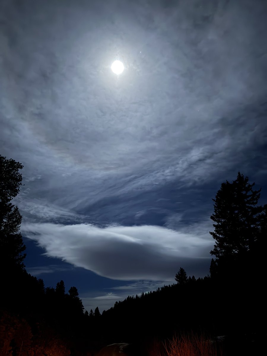 88jssco9's tweet photo. #supermoon #Mountains https://t.co/87FnbZNTUj
