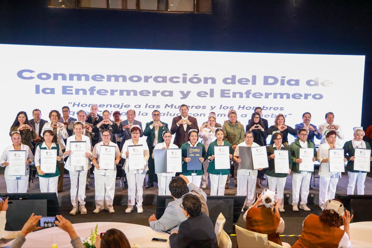 armentapuebla_'s tweet photo. Todo nuestro reconocimiento para las y los profesionales de la salud, orgullosamente poblanos.👩🏻‍⚕️👨🏻‍⚕️🫶🏼

Su entrega es digna de honrar, porque ustedes cuidan a nuestras familias, nosotros cuidamos de ustedes.🩺🙌🏼

#PorAmorAPuebla
#PensarEnGrande https://t.co/l3mU7H0hk1