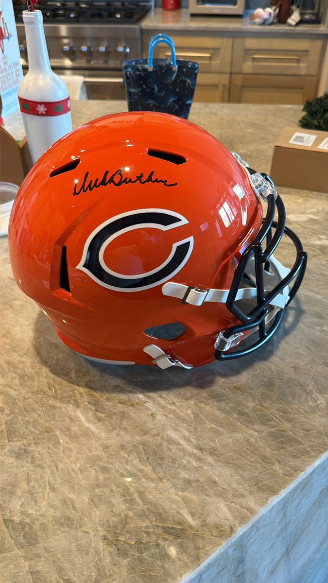 CSleeve16374's tweet image. GIVEAWAY time!!!!

I explained earlier but the previous winner got their choice of a different helmet!

That Means-  thanks to @rrkinney24 

We need to find a new winner for the Orange Full size Replica SIGNED DICK BUTKUS HELMET!!!

This is for playoff week!  Raise the vibes!!!…