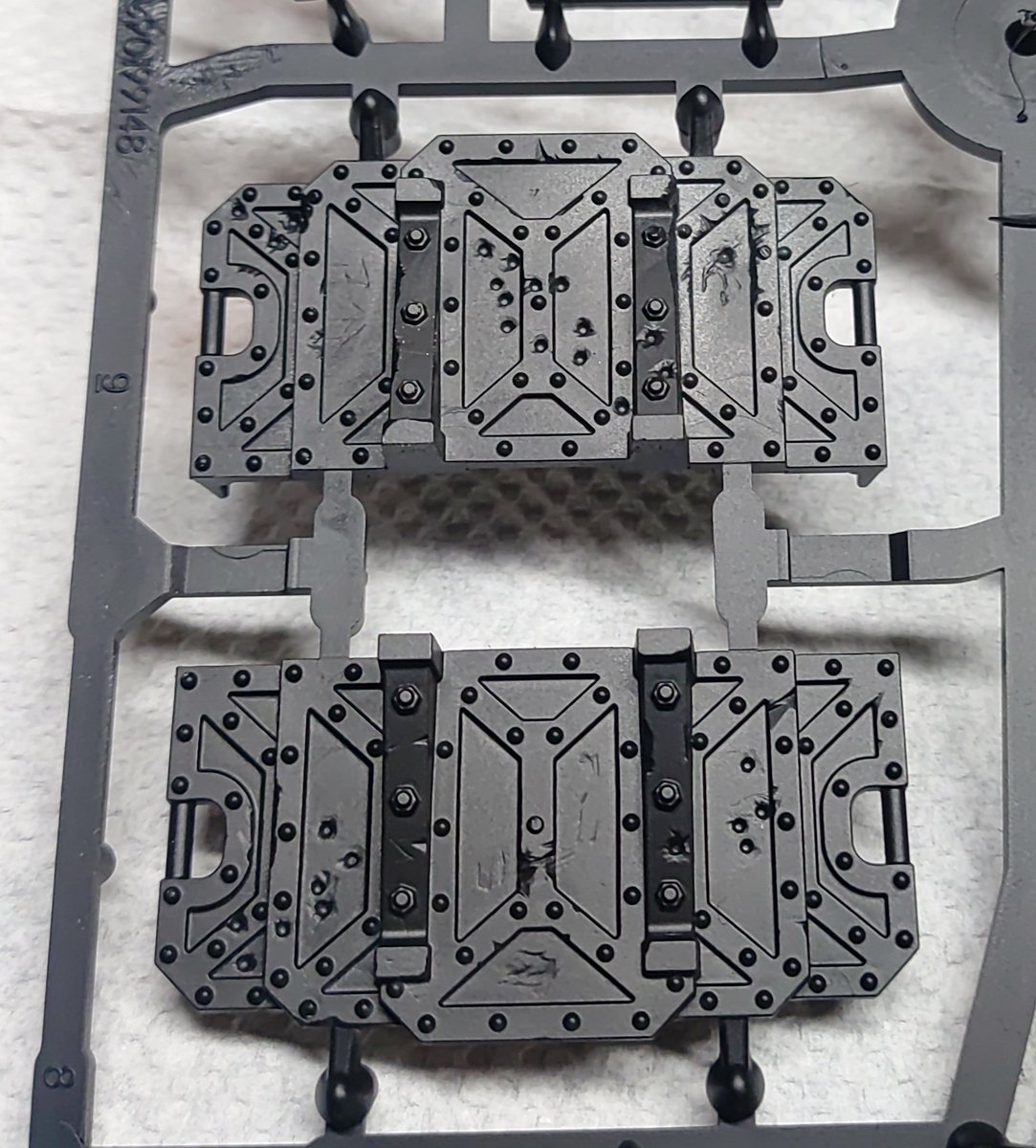 ReasWind's tweet image. キルチーム共通装備
スピードペイント

スプレー:ケイオスブラック
→塗料を余り落とさずにアイアンハンズスティールをドライブラシ
→お好みのコントラストで染める
→塗料をしっかり落としたレッドベルチャでドライブラシ
(続く)