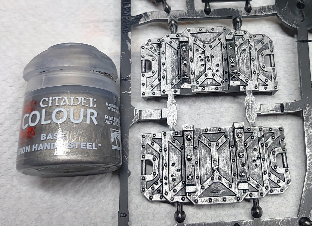 ReasWind's tweet image. キルチーム共通装備
スピードペイント

スプレー:ケイオスブラック
→塗料を余り落とさずにアイアンハンズスティールをドライブラシ
→お好みのコントラストで染める
→塗料をしっかり落としたレッドベルチャでドライブラシ
(続く)