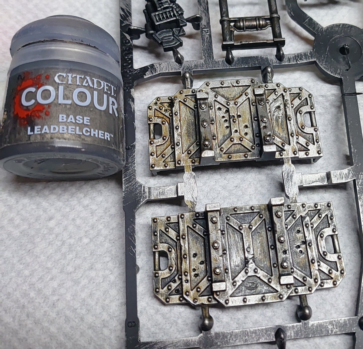 ReasWind's tweet image. キルチーム共通装備
スピードペイント

スプレー:ケイオスブラック
→塗料を余り落とさずにアイアンハンズスティールをドライブラシ
→お好みのコントラストで染める
→塗料をしっかり落としたレッドベルチャでドライブラシ
(続く)