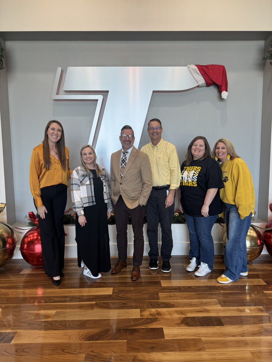 Jessie_Hess12's tweet photo. Thanks Nathaniel for coming to Tomball to work with WEST and TES! Such a great way to start the year. ✨🐯 #SolutionTree #BetterTogether #TeamTomball @TISDWEST @SolutionTree @ProvenPrincipal https://t.co/bCZctmE1FV