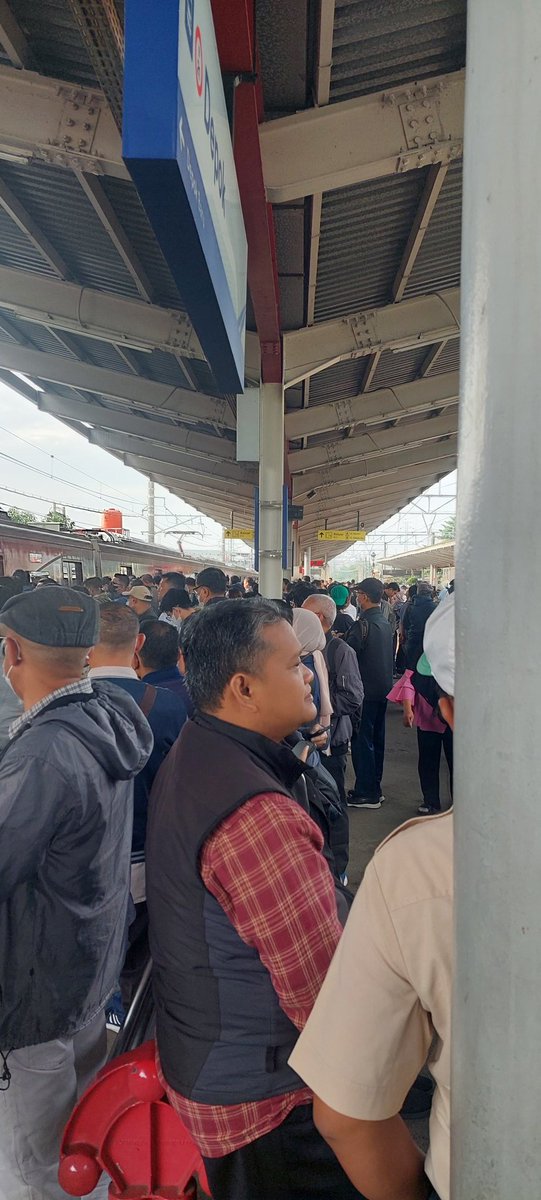 saprdna's tweet photo. @CommuterLine klo kereta yg berangkat dari st depok jam 07.00 rusak atau dalam perbaikan, minimal kasih tau ke penumpang sebelum jam nya. Biar GA PADA NUNGGUIN KERETA JAM 07.00, sekarang terjadi penumpukan penumpang. Kereta dalam perbaikan di depo ngasih tau nya 06.59 keren. https://t.co/YDF59vLCqv