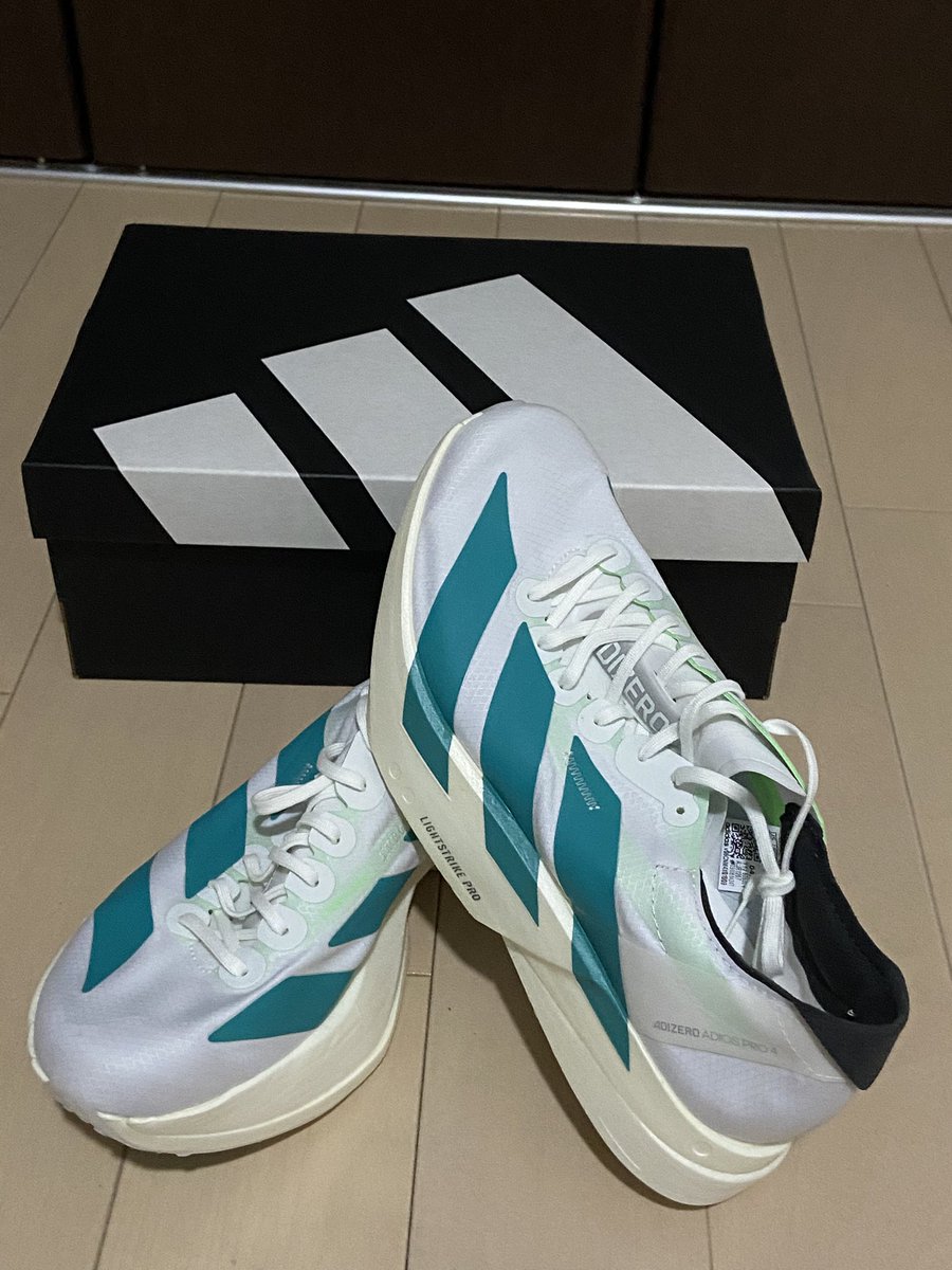 tetchiba's tweet photo. adidas ADIZERO ADIOS PRO4 新調
1年前の白黒モデルを売って新品購入しました。
ドラえもん駅伝カラーと迷ったけどこちらがカッコいいと感じ選択。
今シーズン、残りのレースはこれで臨みます。

#adidas
#adizero 
#adios 
#pro4 https://t.co/hYLeUj4oJp