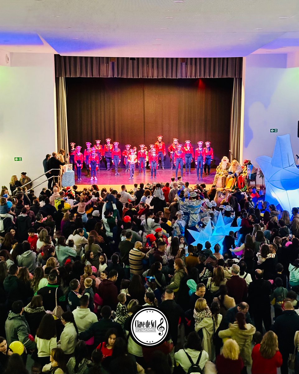 ClavedeSolAlm's tweet photo. Ni la lluvia ni el mal tiempo pudieron con la ilusión ✨
La magia llegó a grandes y pequeños 🧑‍🧑‍🧒‍🧒
Gracias por hacerlo posible 🌧️👑 https://t.co/fQJUM8Ahk9