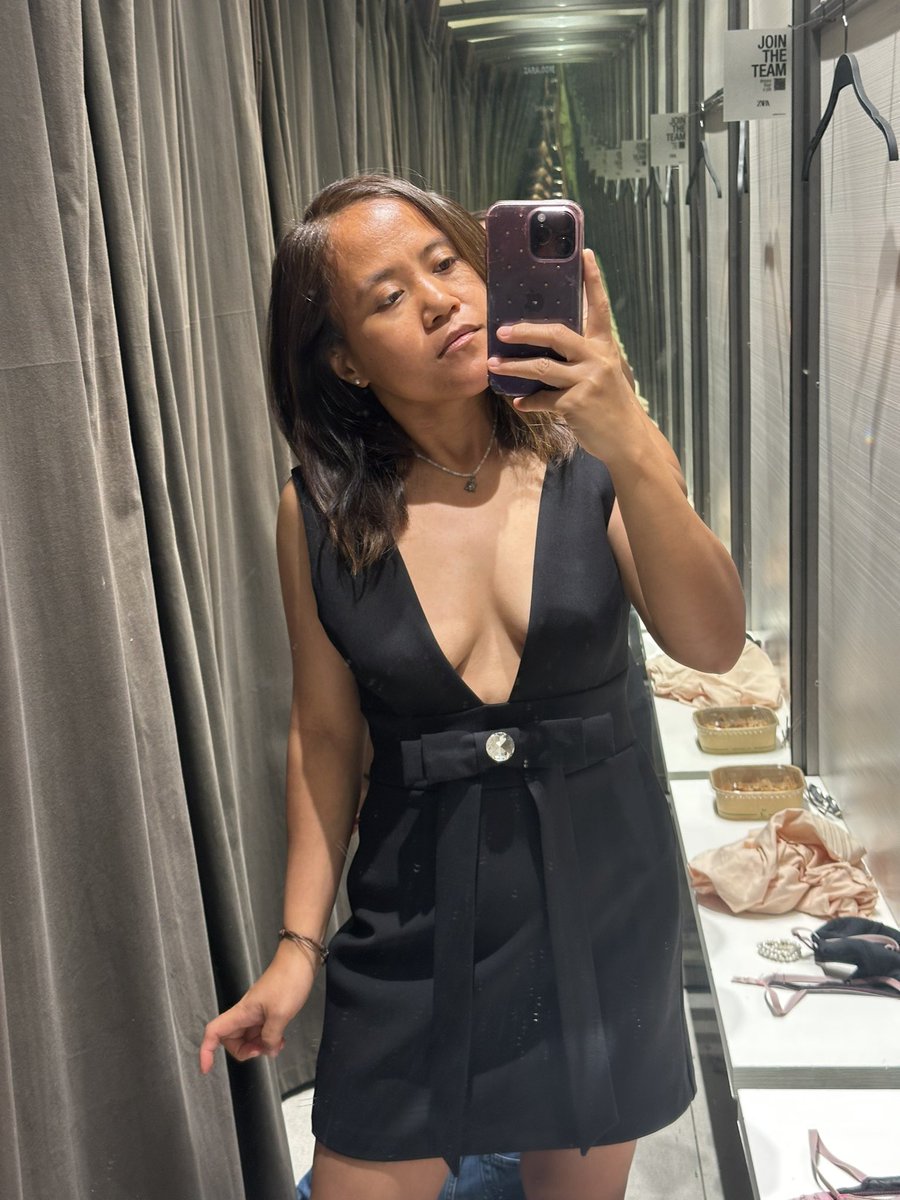Simplyagnes1's tweet photo. i dunno but i love trying clothes in the mall, you know fit check. 🤣😅😁 https://t.co/CeexUpTnjQ