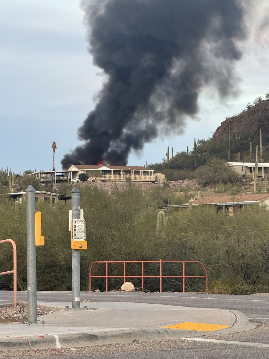 DopeItsCam_'s tweet photo. Large fire on Valencia and Camino de oeste @whatsuptucson https://t.co/i5687W4Om4