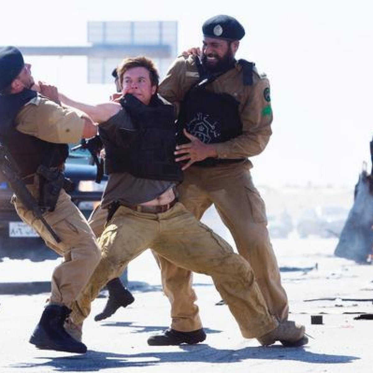 mohadqahtani's tweet image. عام 2007، قدمت #أبوظبي تسهيلات ودعم لوجستي لمنتج فيلم "The Kingdom"، الذي قدم إساءة بالغة ومغالطات عن #السعودية، حينها كانت الرياض تتعرض لضغط إعلامي غربي، ورسالة إماراتية بأننا الشريك الأكثر انفتاحًا وتعاونًا مع السردية الأمنية الغربية.