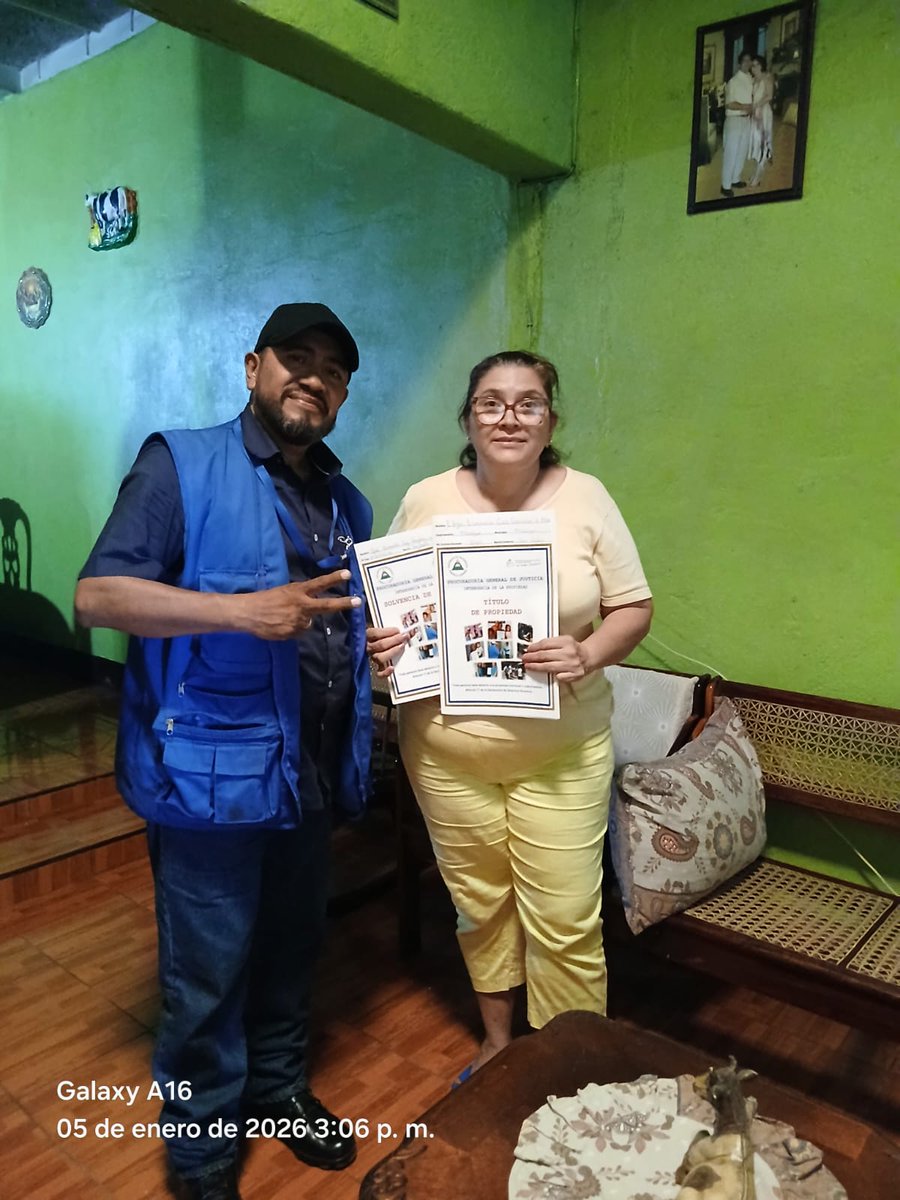 ELPERRO4019's tweet photo. La intendencia de la propiedad sigue llevando alegría a las familias entregándole las escrituras 📄 qué los convierte legalmente en titulares de sus casa y terrenos #facebookviral  #Nicaragua 🇳🇮✨ #UnidosEnVictorias https://t.co/eZvbgsYIh5
