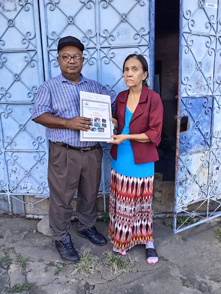 ELPERRO4019's tweet photo. La intendencia de la propiedad sigue llevando alegría a las familias entregándole las escrituras 📄 qué los convierte legalmente en titulares de sus casa y terrenos #facebookviral  #Nicaragua 🇳🇮✨ #UnidosEnVictorias https://t.co/eZvbgsYIh5