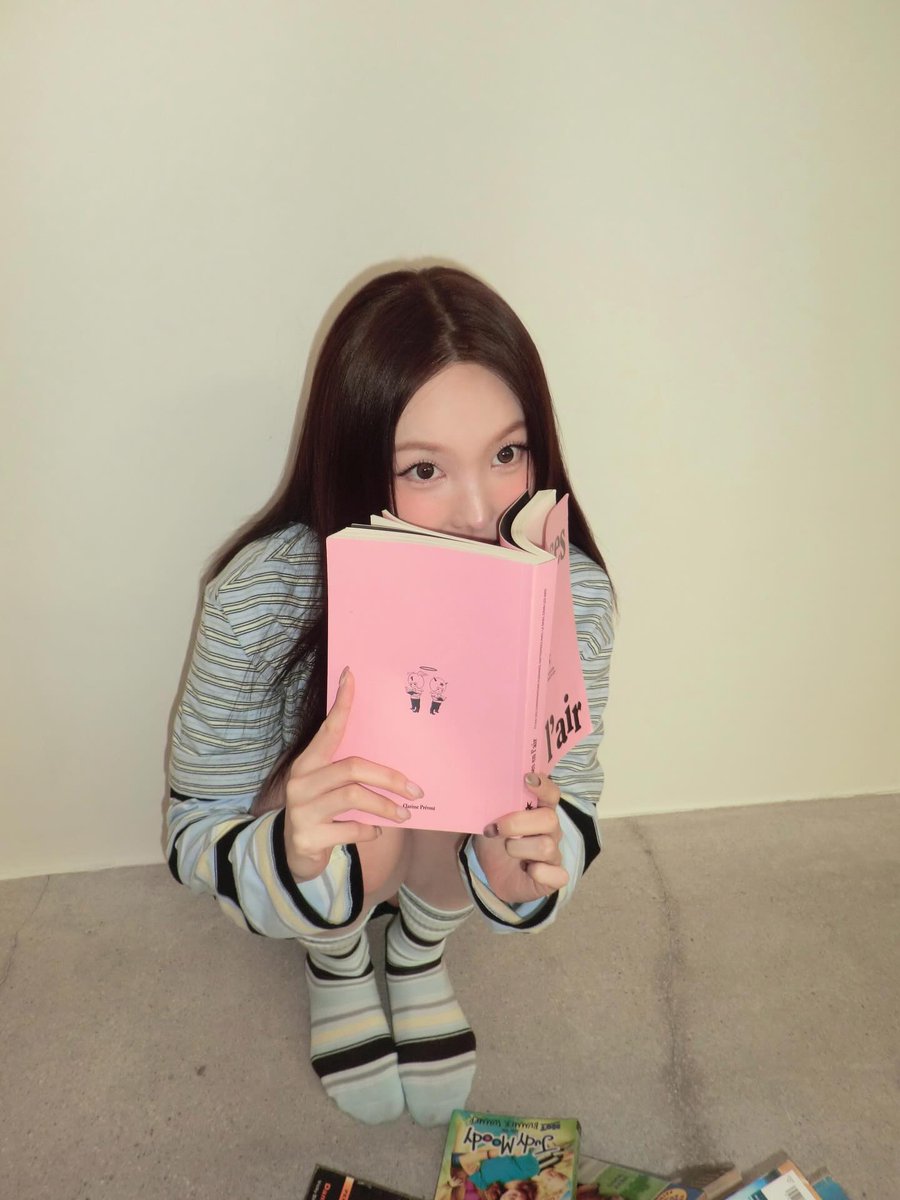 godmitzu's tweet image. NAYEON SENT 43 NEW PHOTOS ON IG