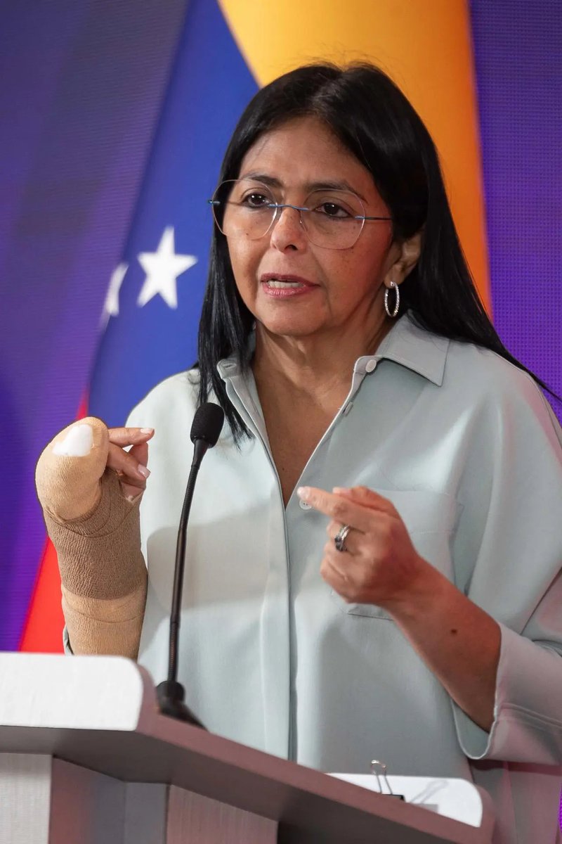 Vicente_Galvez's tweet photo. 🚨 ¡Justo Ahora!

Se reportan disparos y movilización de personal cerca del Palacio de Miraflores en Caracas, Venezuela.

Apenas hoy por la mañana Delcy Rodríguez juramentó como presidenta y ya se especula un intento de golpe de Estado… 👇 https://t.co/zcScMAXwdb