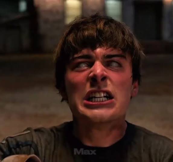 chromesofhearts's tweet image. Did anybody peep this ??? In the trailer his eyes are normal, but in the actual episode it’s rolled back since he “got his powers” . What if Mike really is in a trance , and when he wakes up normal Will without powers is telling him to RUN 🤨 I think it’s all in Mike’s…