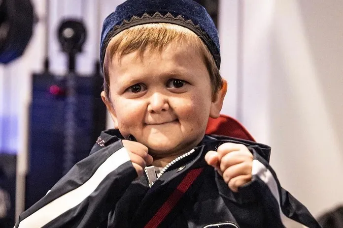 ArgenRanks's tweet image. 📏 Estos son los 10 países que cuentan con más personas con enanismo: 

1. 🇮🇳 India - ~55.000-60.000  
2. 🇨🇳 China - ~55.000-60.000  
3. 🇮🇩 Indonesia - ~10.000-12.000  
4. 🇵🇰 Pakistán - ~9.000-10.000  
5. 🇳🇬 Nigeria - ~8.000-9.000  
6. 🇧🇷 Brasil - ~8.000-9.000  
7. 🇧🇩 Bangladesh…