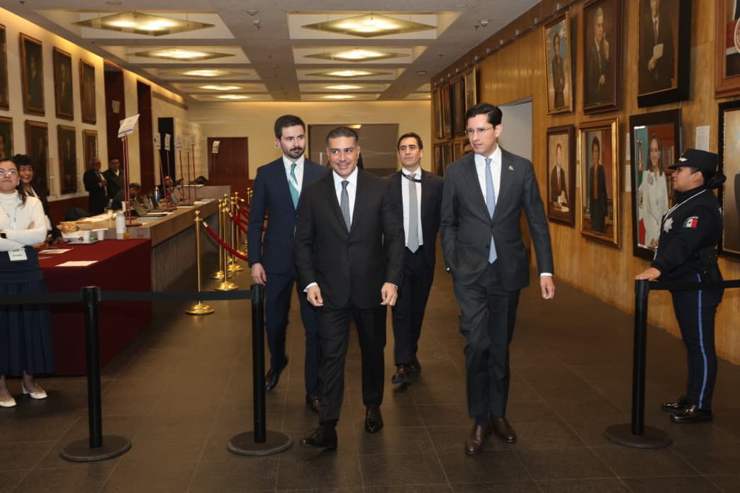 Agradezco al Canciller Juan Ramón de la Fuente <a href="/SRE_mx/">Relaciones Exteriores</a>; al subsecretario <a href="/r_velascoa/">Roberto Velasco Álvarez</a>; así como a las embajadoras y los embajadores de México por su servicio a México desde el exterior, y por la invitación para compartir la Estrategia Nacional de Seguridad instruida por la