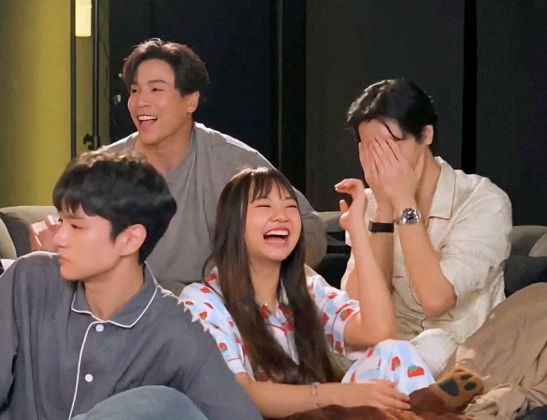 bmtea1's tweet image. ปาร์ตี้ชุดนอนกับญาติแล้วป๊าเล่ารำลึกความหลังตอนคบกันใหม่ๆ เจอกันยังไง ใครขอคบก่อน จนด๊าอาย ลูกสาวหัวเราะชอบใจ ลูกชายบึนปากเพราะได้ยินเป็นรอบที่ 72 แล้ว