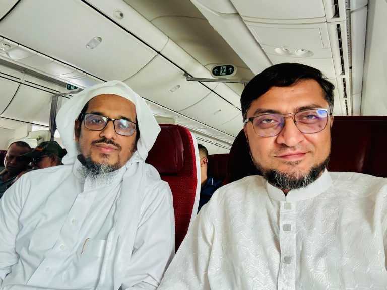 probirbidhan's tweet image. Chittagong-based #Jamaat leader Mohammed Nasir Uddin (right) is seen with #Hefazat leader and Lashkar-e-Tayyiba operative Mufti Harun Izhar. 

Nasir is building a mosque and madrasa in Sunsari, #Nepal, to spread #jihad in the Hindu-majority country with the help of the Bangladesh…