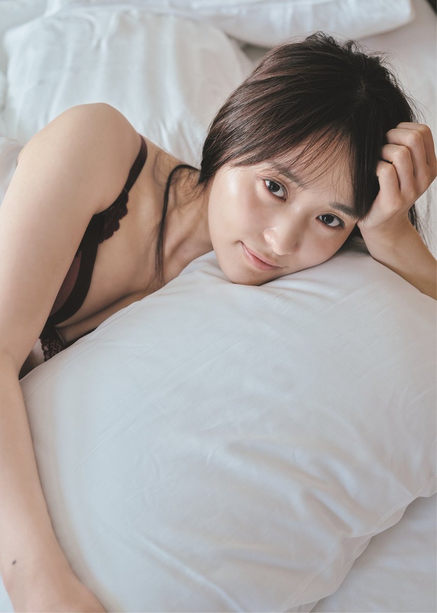 talent_databank's tweet photo. 菅井友香、写真集『たびすがい』より多彩な表情が垣間見える先行カットを初公開！

コケティッシュで無防備な寝起き��ンジェリー姿、旅の途中で見せたまばゆいほどのビキニスタイルなど…

▼詳細はこちら
https://t.co/GEoTkJjwdN

#菅井友香 #たびすがい https://t.co/hdJQVhToTv