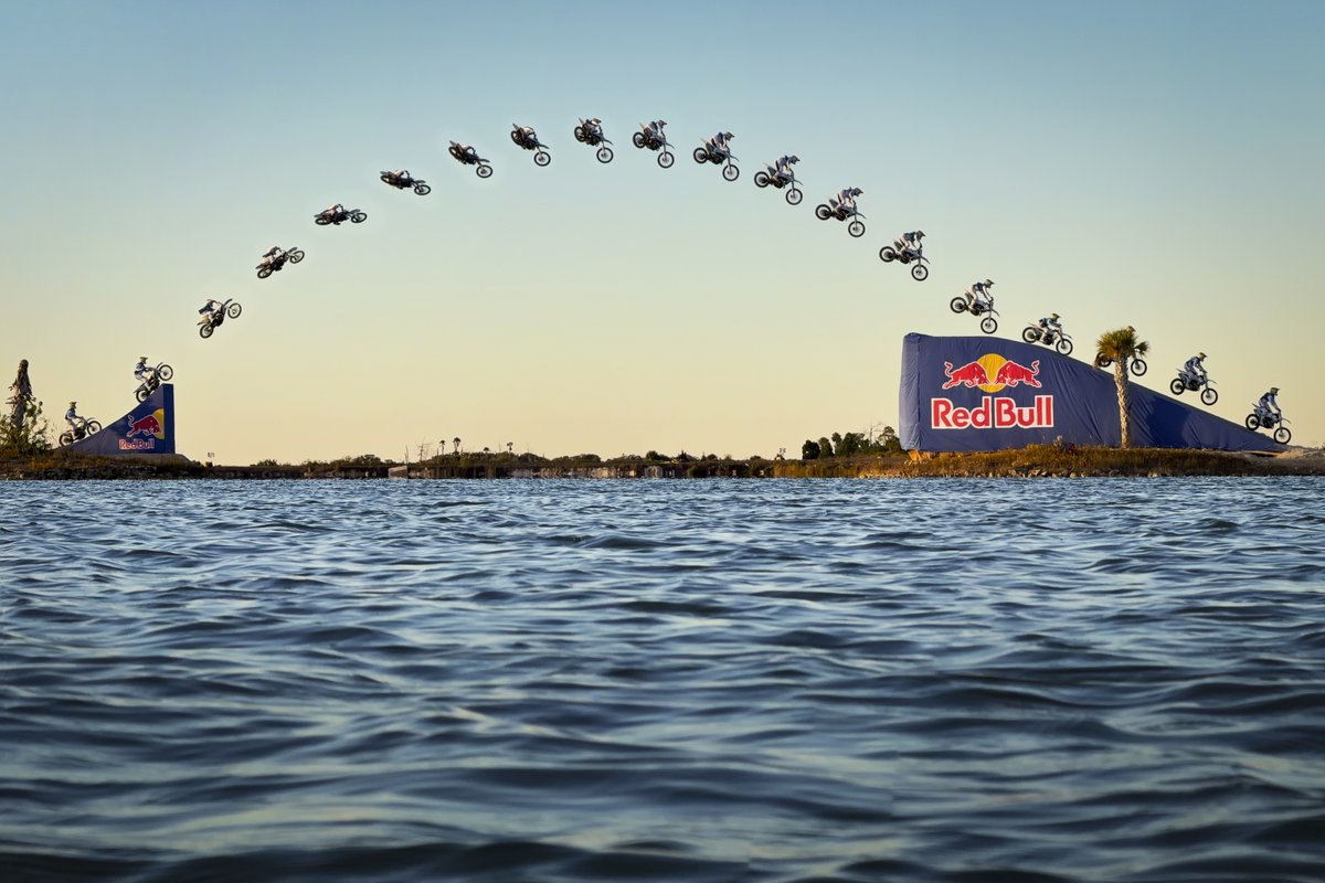 redbullCL's tweet image. Descubre cómo Tyler Bereman desafía la gravedad y salta 6 islas en una experiencia única que une motocross y deportes acuáticos.

👉 Mira la hazaña completa aquí: redbull.com/cl-es/island-h…

#Motocross #RedBull