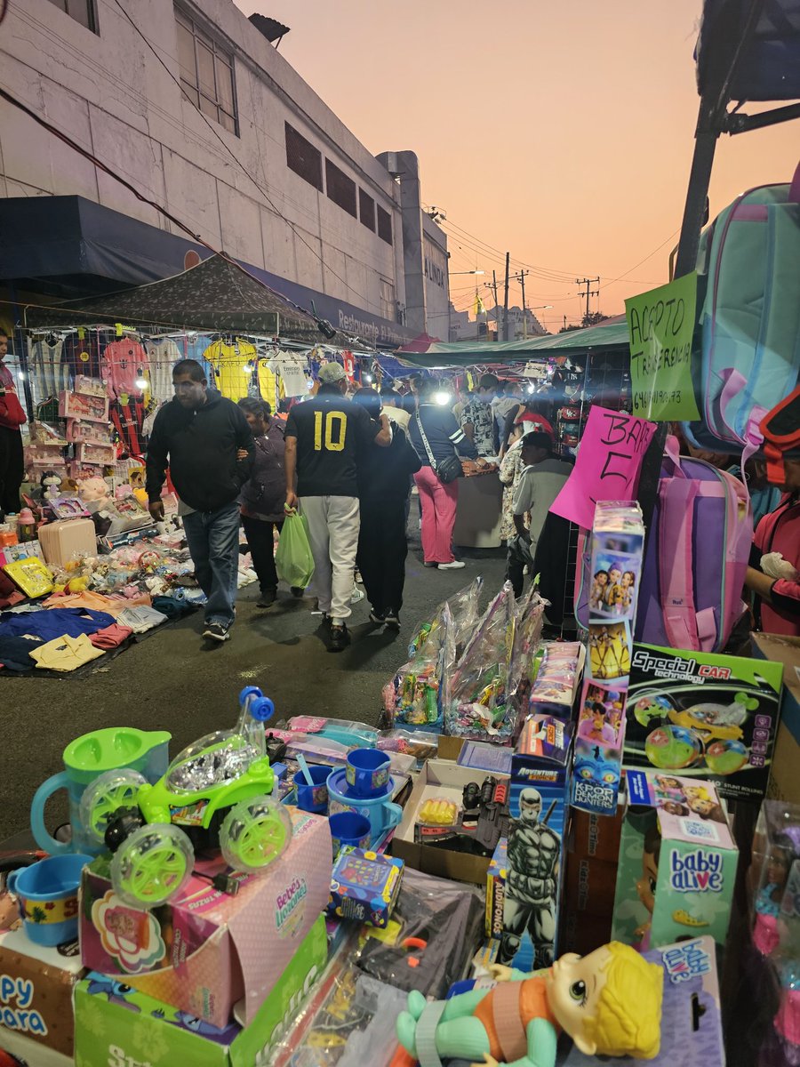 El comercio  informal  MUEVE A MÉXICO QUE HOY TODOS LOS QUE VENDEMOS ACABEMOS Y CADA CLIENTE SEA BENDECIDOS  🤲🏽⭐️
