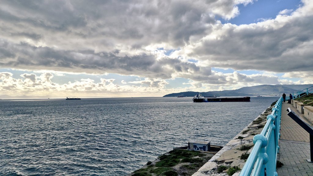 이번 여행 그렇게 많이 돌아다녔는데
꼬맹이 가장 좋았던 곳이 지브롤터라 한다.
해협너머 아프리카대륙이 보이고
대서양과 지중해가 만나는 곳.
수많은 화물선이 통과하던 그곳.
바람만 세찬 바위많은 그 땅덩어리
뭐가 그리 인상깊었을까.
그리고 다음엔 서사하라를 가고싶다하네.(음..그건 좀..)😅