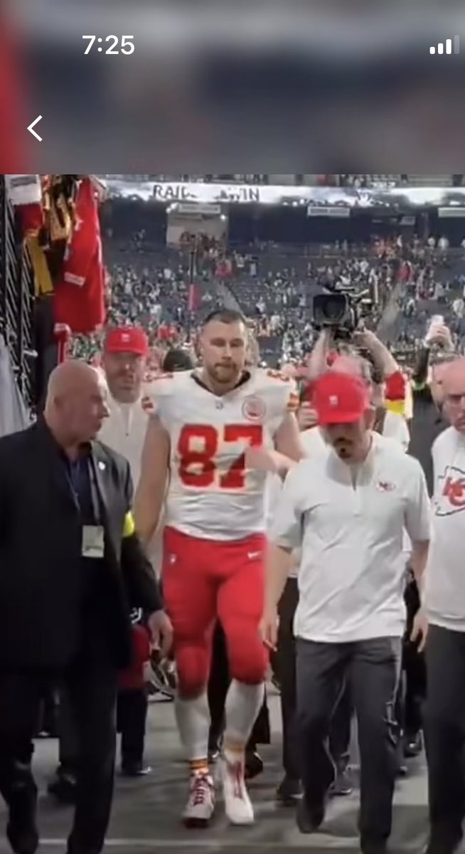 Sara73121982's tweet image. 🗣️
Vote last day 

#WPMOYChallenge  Travis Kelce