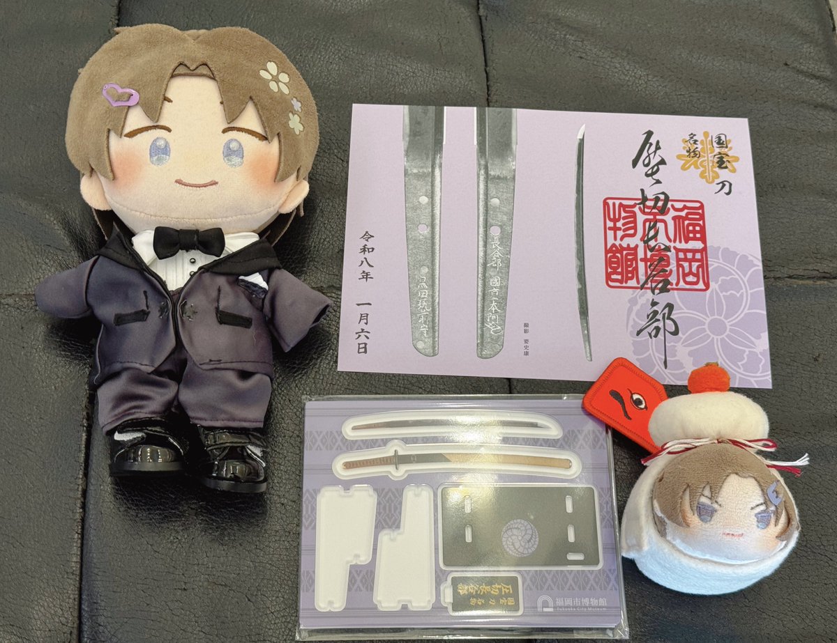 長谷部の実家のアクスタのサイズ感です！
思ったより大きくてかわいいね☺️💕

 #福岡市博物館新グッズ買ったよ