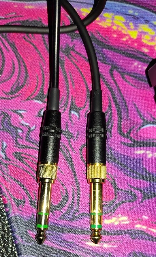 Unos don falsos y otros originales. 
Los originales fueron comprados en Amazon y los fake en Mercado libre. Tengan cuidado.

Los fake tienen el color dorado del plug mad amarillo, los números de la banda ajustable mad gordos y la caja más opaca.
Porsupuesto el audio es horrible..
