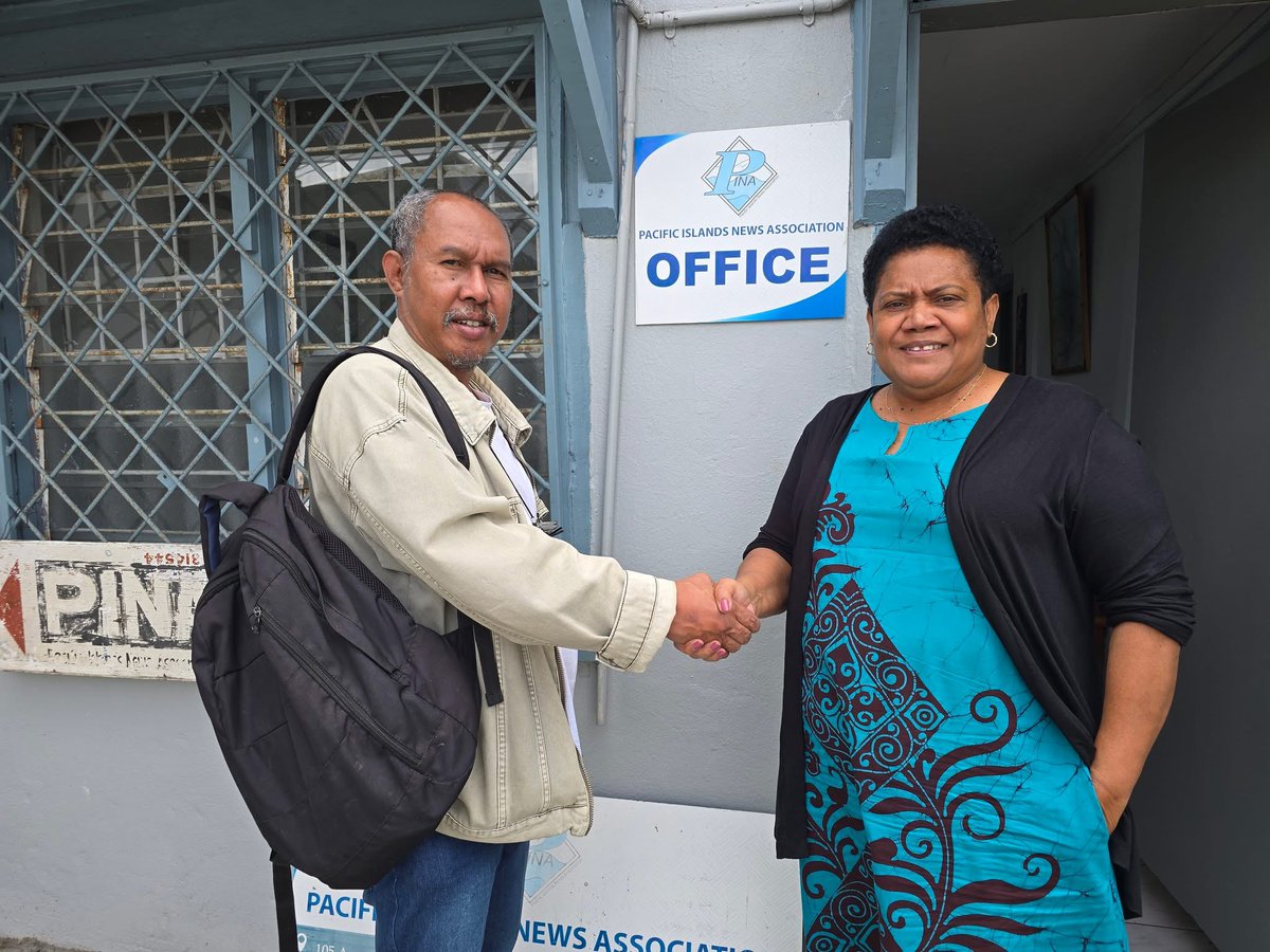 News_jubi's tweet photo. Jubi's CEO Victor Mambor shakes hands with Pacific Islands News Association's (PINA) Manager, Makareta Komai to mark Jubi's cooperation and membership in PINA. Papua is part of the Pacific community. Therefore, being part of the Pacific family is an obligation.
#Papua #Indonesia #WestPapua #PapuanLivesMatter
@PACNEWS2 @burebasgal @VictorcMambor