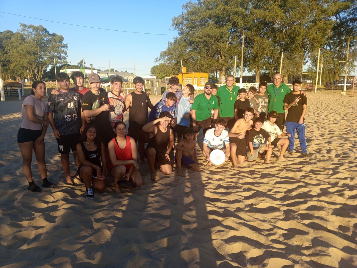 Hoy comenzamos el fútbol playa con muchos niños y jóvenes, <a href="/FacuBraccoo/">Facundo Bracco</a> <a href="/PajaroEnciso/">Carlos Enciso Christiansen</a> <a href="/AndreaBrugman/">Andrea Brugman</a> mucha alegría y pasión.