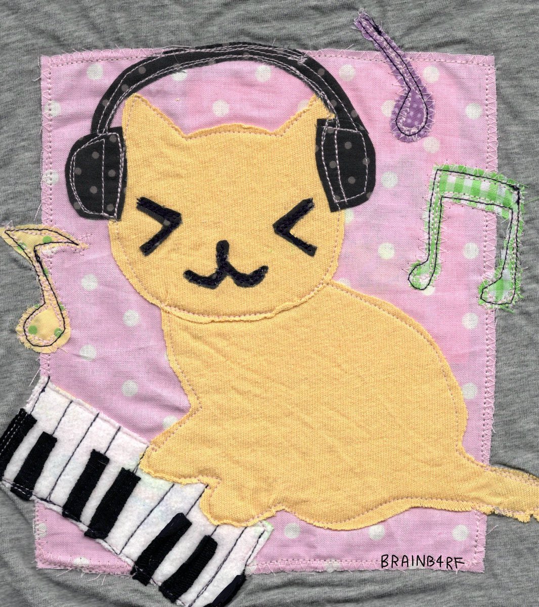 brainb4rf's tweet image. kitty loves to play piano