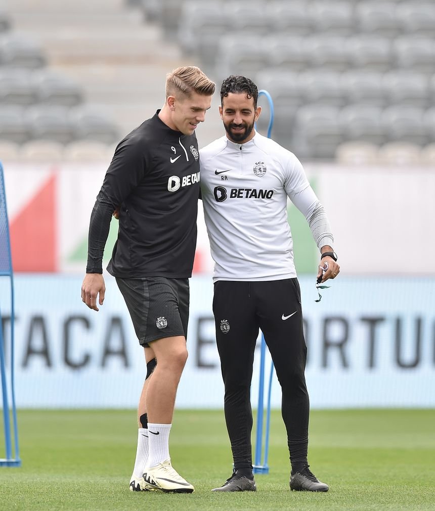 Na altura, perder estes dois foi perder um pouco a esperança, mas hoje, eles é que perderam o Sporting. A prova de que nada nem ninguém está acima de nenhum clube, e que muitas vezes, o conforto e felicidade está dentro de portas, e não fora delas.