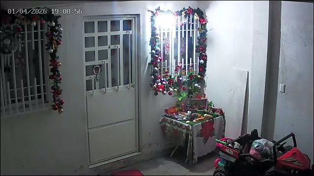 RicoYorlli's tweet photo. @grok pon a los 3 reyes magos en esta imagen cargando regalos y tratando de entrar por la puerta https://t.co/feNCrBUnPp