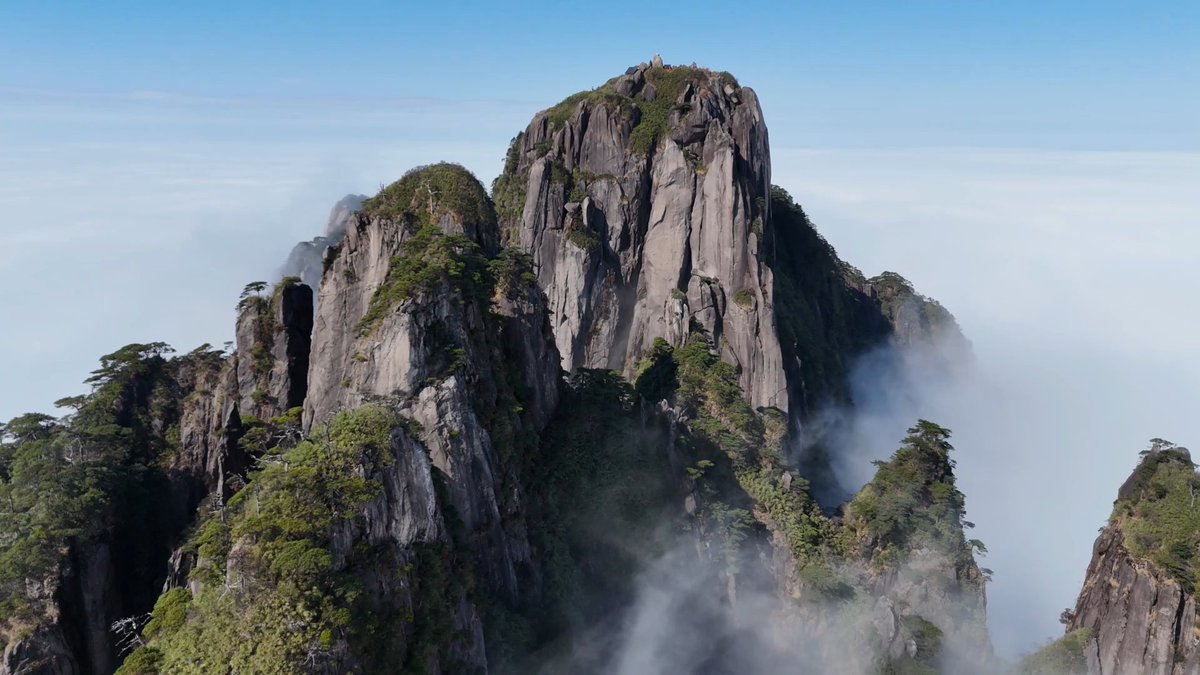 天地一瞬，气象万千。 三清山最高峰——玉京峰，海拔1819.9米For the first time in 40 years, Yujing Peak  of Mount Sanqing is open to the public!