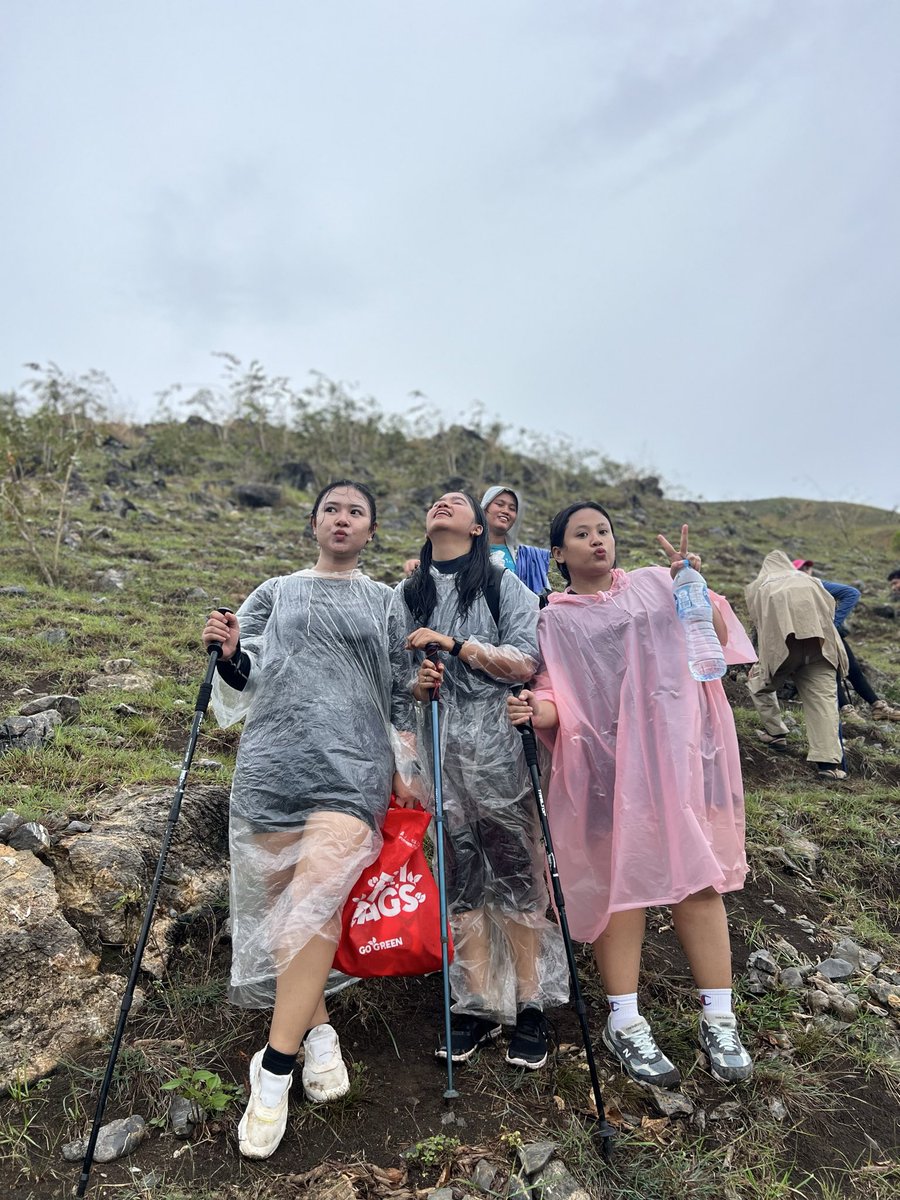 RebeccaOctavia1's tweet photo. Rebecca dan Kegiatan Naik Gunungnya https://t.co/fnkd7vfNKq