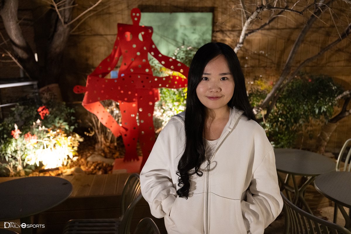 DRX 레이지필 통역사 가을님 인터뷰. Esports Championships Asia에서도 한-베트남어 인터뷰어로 활동. 레이지필 선수가 1군서 글로벌 방송서는 영-베트남어로 통역해서 글로벌 해설자들이 나한테 놀랍다는 뒷 이야기도 있음. 현재 LCK 주력 타겟 글로벌 시장은 베트남(참고로 본명을 물어보니