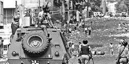 KarinArcus_ok's tweet image. Venezuela antes de la llegada del Chavismo, algo de lo que nadie habla

Anterior al Chavismo el país se sumía en un infierno de pobreza, hambruna y analfabetismo para un porcentaje altísimo de la población.
Millones de venezolanos estaban indocumentados.
La campaña mediática