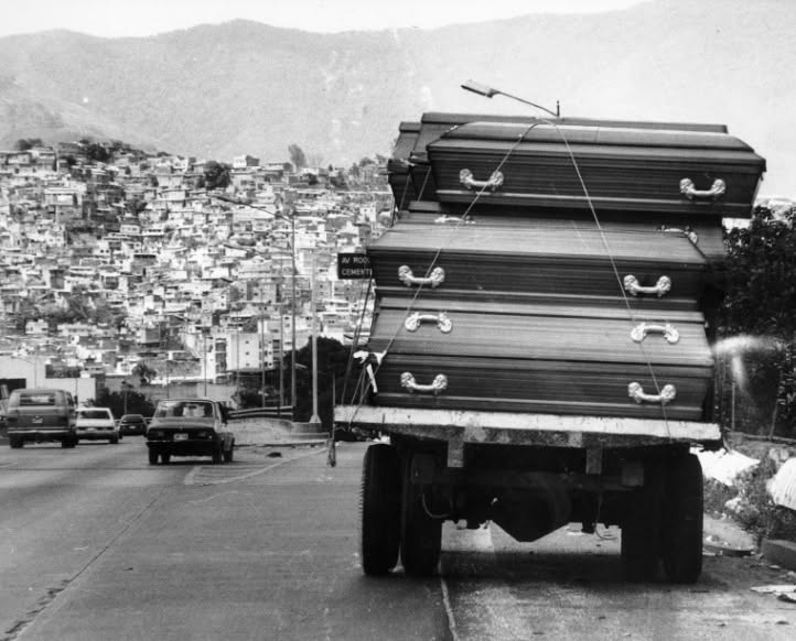 Venezuela antes de la llegada del Chavismo, algo de lo que nadie habla

Anterior al Chavismo el país se sumía en un infierno de pobreza, hambruna y analfabetismo para un porcentaje altísimo de la población.
Millones de venezolanos estaban indocumentados.
La campaña mediática