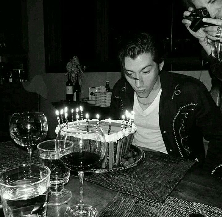 RatioMonkeys's tweet image. ¡Feliz cumpleaños, Alex! 🎂

Hoy el líder de los Arctic Monkeys celebra sus 40 años.