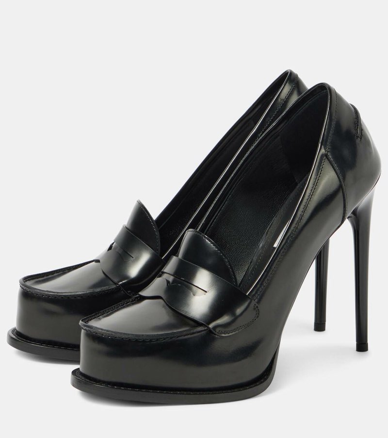 HeelsNPumps's tweet image. #VictoriaBeckham Leather loafer #pumps. 
#Blockheels #heels 😜