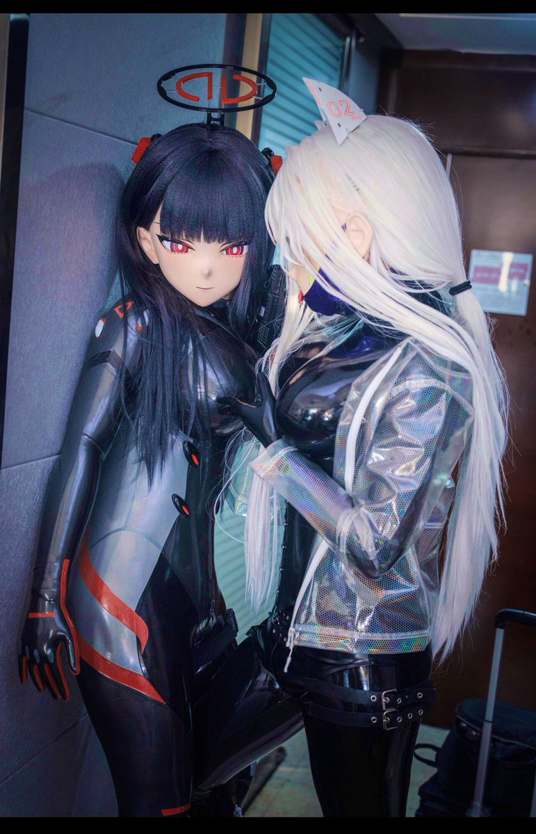 i0ntempest's tweet photo. （从后面靠近）
抓住了捏～千年的大姐姐～😋
这种外冷内齁的就得狠狠膝顶捏～🥵顶到齁哦哦哦哦🥵
#kigurumi #latex
📸@MurakamiYuriko3 https://t.co/sGrqOj36Wr