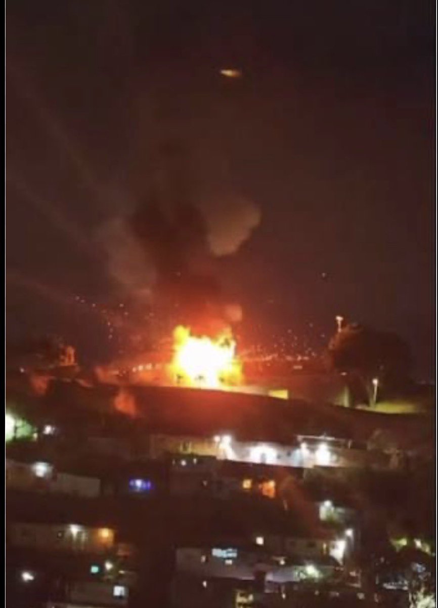 JosefinaAlvar90's tweet image. Chávez Frias/ Chávez caliente