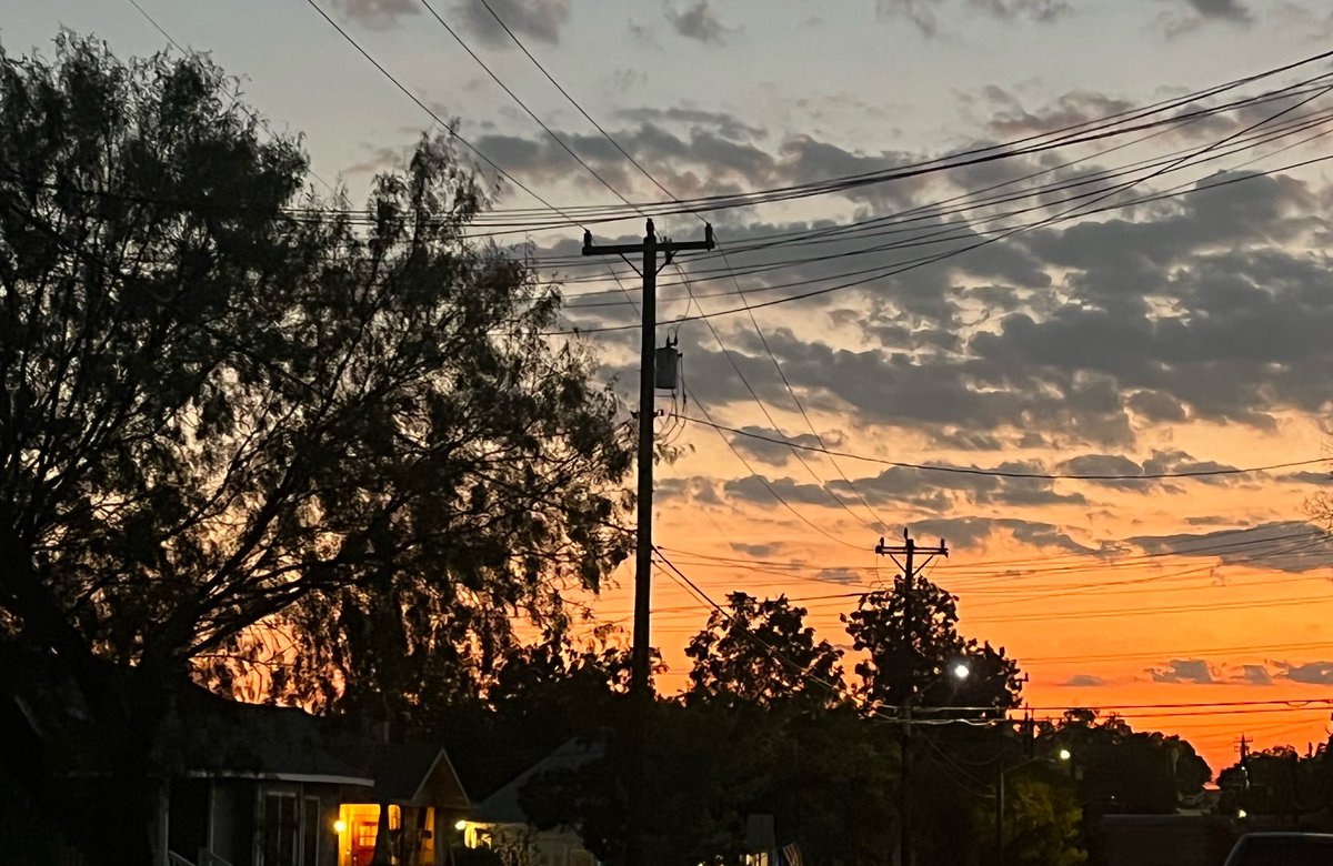 Al atardecer tiende la mente a divagar entre las últimas luces del día que se apaga y las primeras sombras de la noche que se hunde, oscura, en si misma.