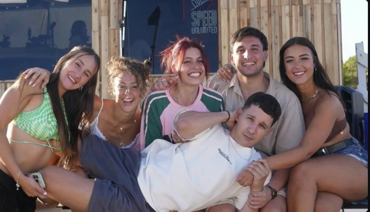 BibyCH84's tweet photo. ✨️Equipazo #ViernesTrece ✨️ Pinamar 🌊⛱️ @fermin_bo @florregidor @agusgarciaaaaa #Fran #Fio #Martu @eltreceprende https://t.co/YKBjYECFBD