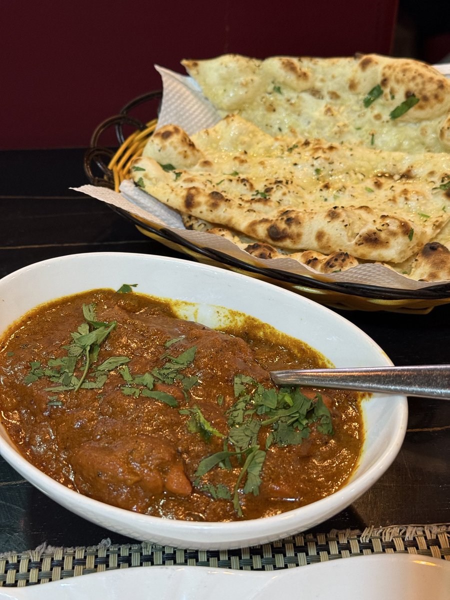 willsonlee's tweet image. 前些天住在香港的重庆大厦，习惯了拥挤的人群以及来搭讪的印度小哥。号称香港最危险的地方完全没有那么不堪，我丝毫不觉得危险，对不了解的东西恐惧是人类的本能吧。朋友圈看到朋友的印度同事盛赞这里的印度菜最正宗，我也马上下楼尝试。第一次吃到这么厚重浓郁的咖哩，烤饼也极其松软，香味扑鼻，无法…