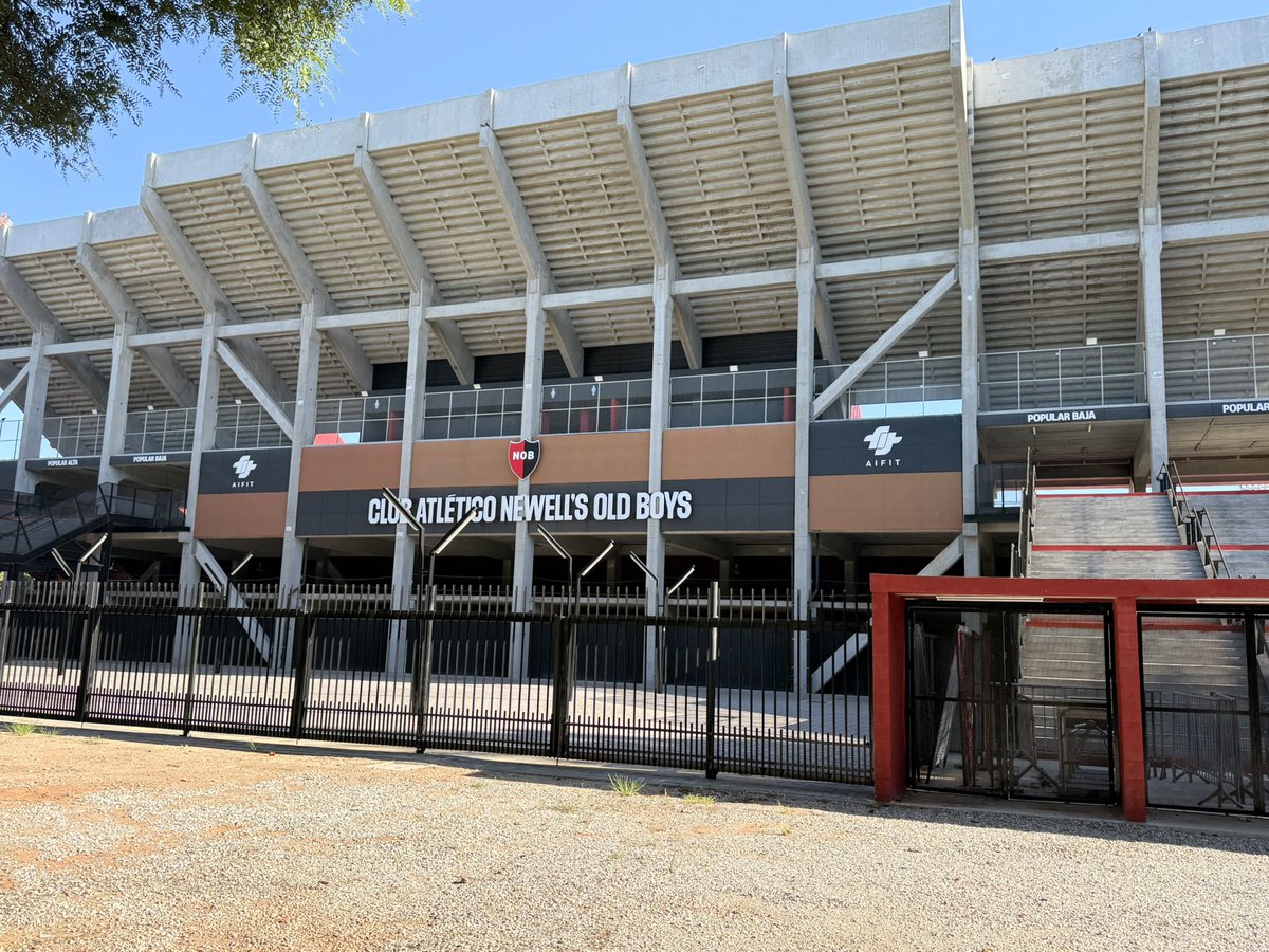 tonydebiase10's tweet image. Hoy pasé por la tienda oficial de @Newells y era un mundo de hinchas adquiriendo prendas de Aifit. 
Variedad, precio y calidad.
La pasión que muestra el hincha a pesar del momento, es increíble.