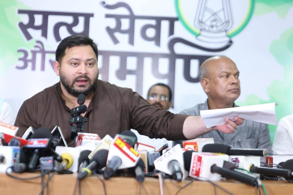 तेजस्वी यादव विदेश से लौट आए हैं और जल्द ही बिहार में एक्शन में नजर आएंगे। 4 जनवरी को दिल्ली से पटना लौटने के बाद, 5-6 जनवरी को पार्टी की अहम बैठकें होंगी, जिसमें संगठन और पदाधिकारियों की नियुक्ति पर चर्चा होगी। RJD के नए एक्शन प्लान में 315 नए पदाधिकारी बनाए जाएंगे, जिनमें 50 नए